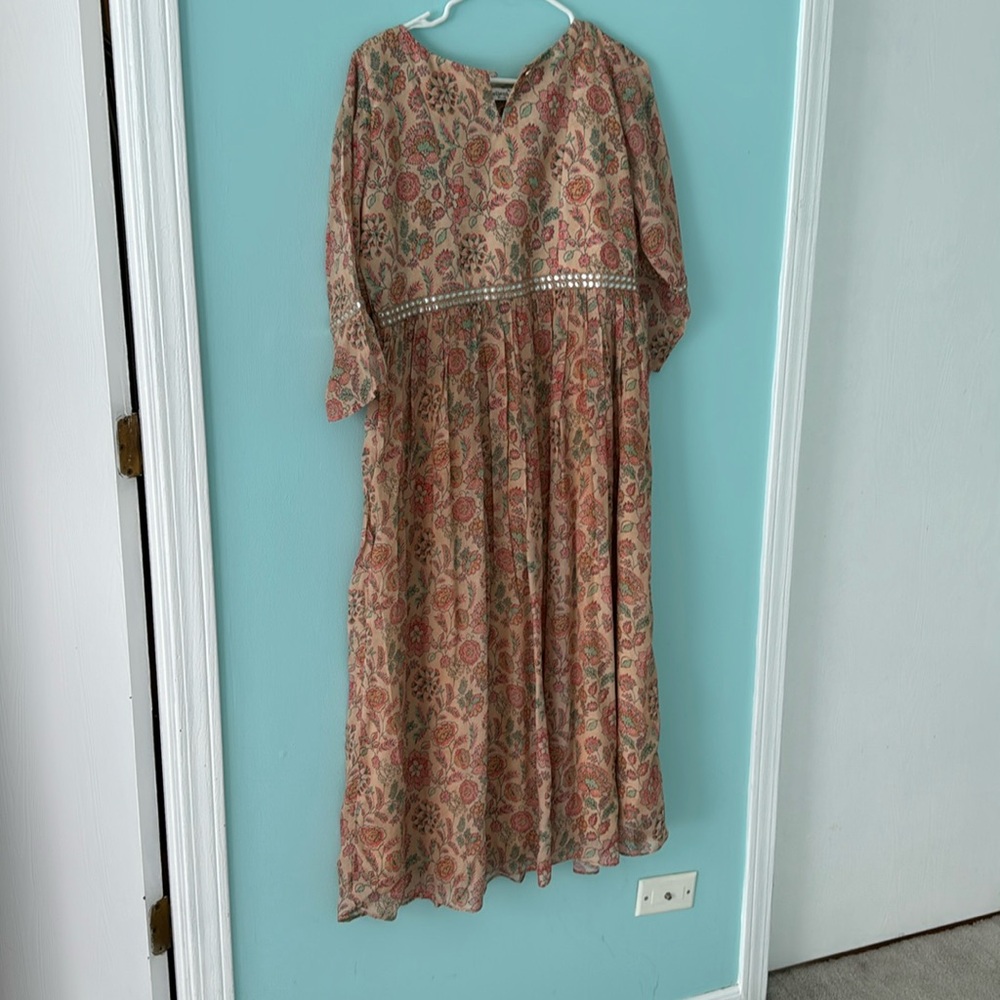 Indian style dress which very subtle color.( used)